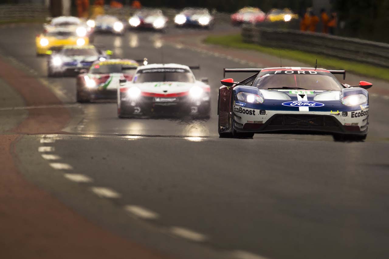 ル・マン、サルトサーキットを走行するLM-GTEクラスのマシン