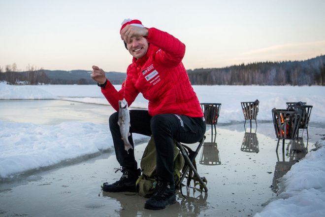 魚釣りを楽しむヤリ-マティ・ラトバラ