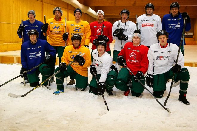 大会のPRも兼ねてホッケーをプレイしたWRCドライバーたち