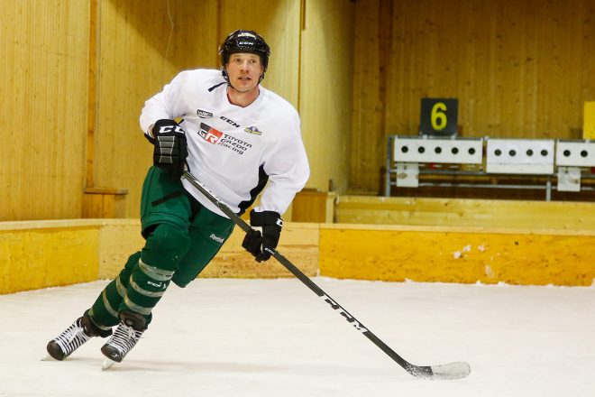 ホッケーをプレイするヤリ-マティ・ラトバラ