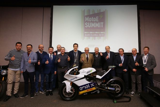 電動レーサーのエネルジカ・エゴ・コルセとドルナスポーツ、チーム関係者などのサミット出席者