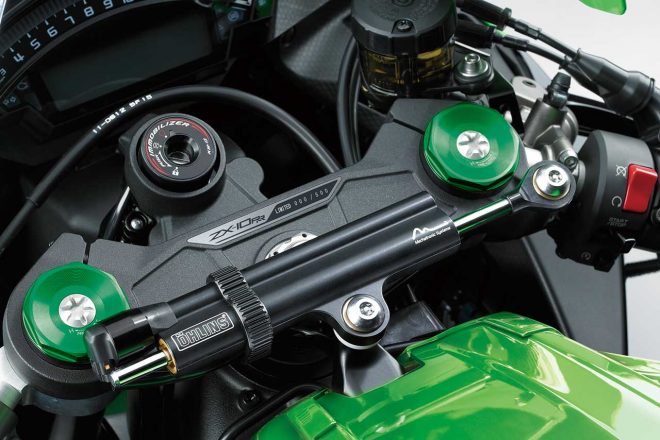 カワサキ ニンジャZX-10RRのトリプルクランプ上部には、シリアルナンバープレートが取り付けられている