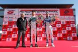 マシンをドライブする藤井誠暢とジョアオ・パオロ・デ・オリベイラは、ともに2017年第8戦もてぎでGT参戦100戦の表彰を受けた
