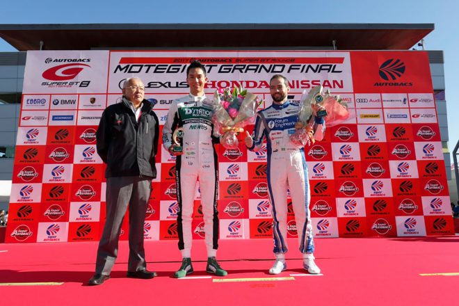 マシンをドライブする藤井誠暢とジョアオ・パオロ・デ・オリベイラは、ともに2017年第8戦もてぎでGT参戦100戦の表彰を受けた