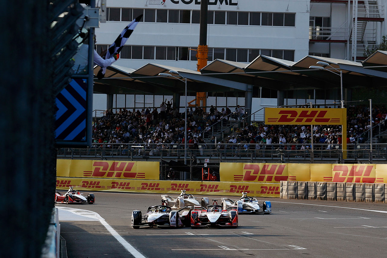 チェッカー目前でウェーレインを交わすディ・グラッシ