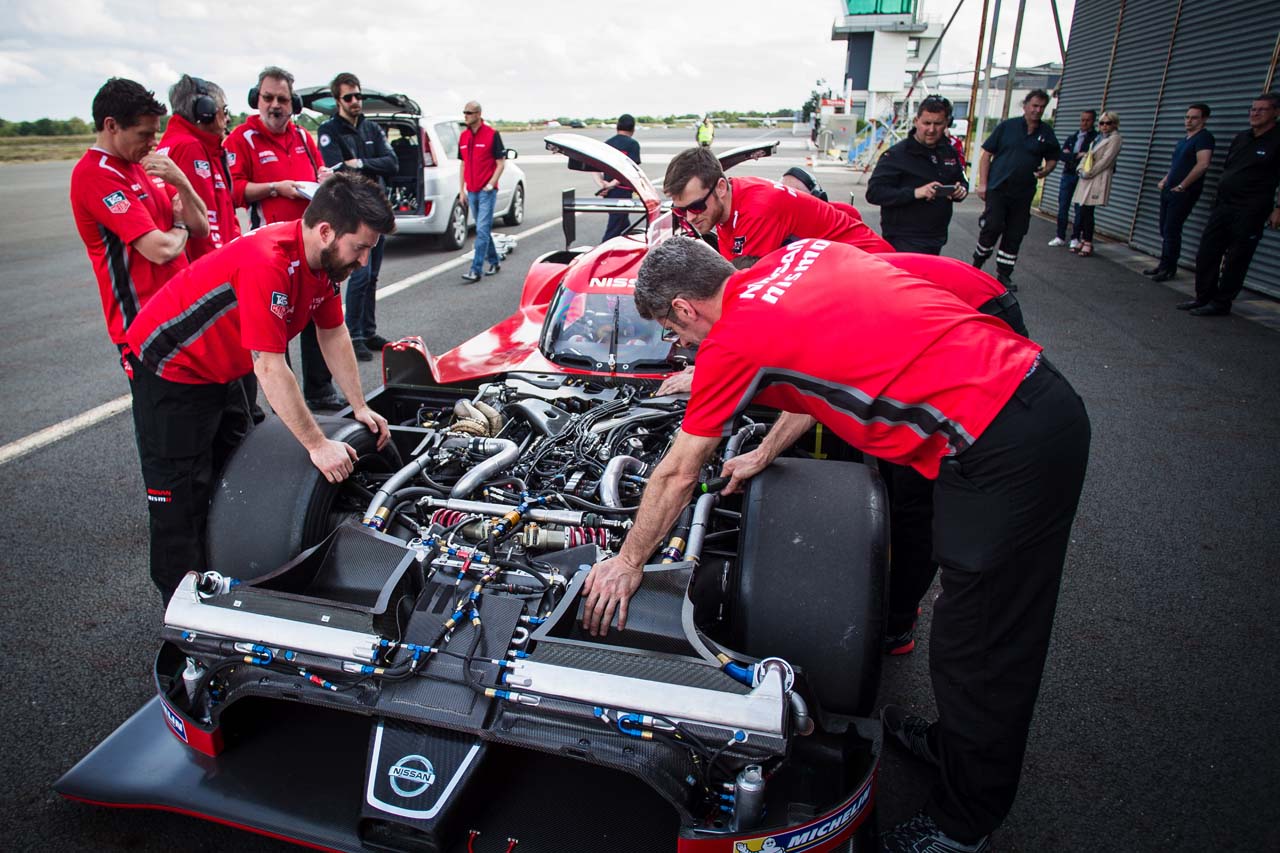 VRX30Aエンジンは2015年のル・マンに参戦したFFプロトタイプカー『ニッサンGT-R LMニスモ』に搭載されていた