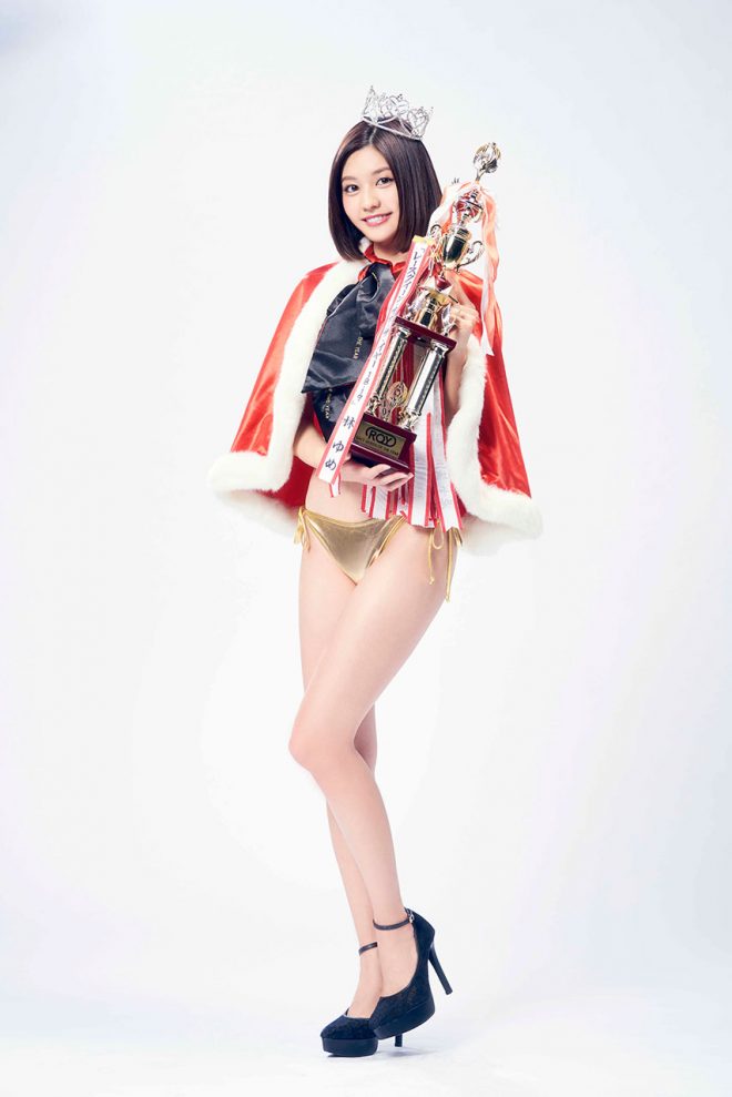 レースクイーン・オブ・ザ・イヤー伝統のマントを着た林ゆめさん