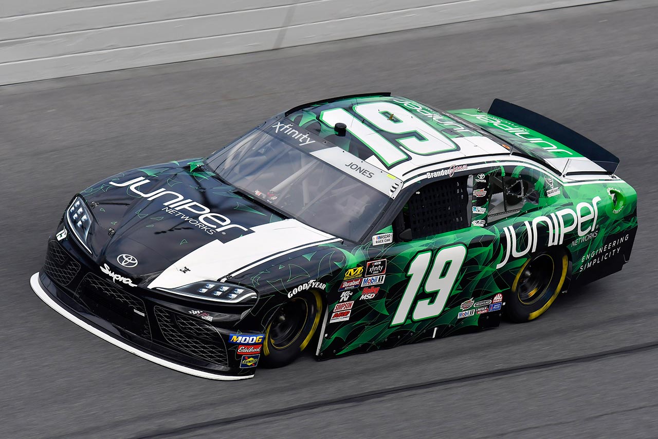 NASCARエクスフィニティを戦うトヨタ・スープラ。3位に食い込んだブランドン・ジョーンズ車