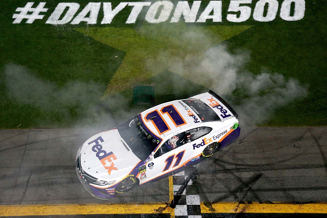 デイトナ500を制したデニー・ハムリン（トヨタ・カムリ）