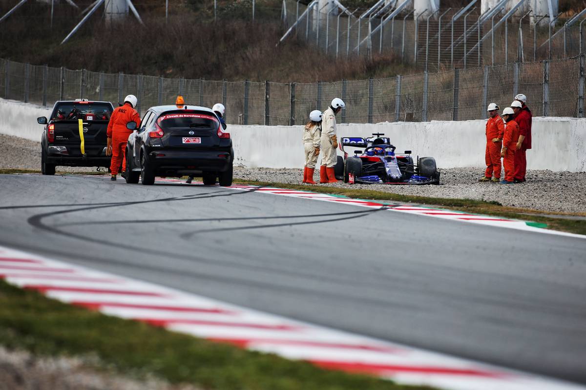 インスタレーションでスピンを喫し、グラベルにスタックしたアレクサンダー・アルボン（トロロッソ・ホンダ）