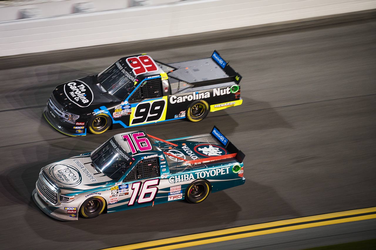 キャンピング・ワールド・トラック・シリーズを戦うHattori Racing Enterprisesの19号車タンドラ