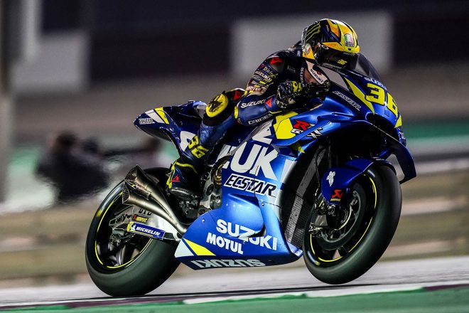 ダブルのエキゾーストパイプをテストするミル