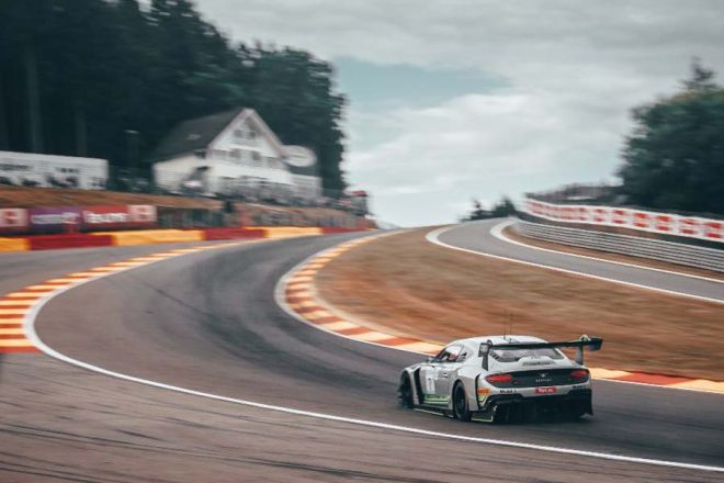 スパ・フランコルシャンのオールージュを駆け上がるベントレー・コンチネンタルGT3