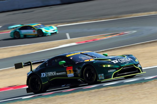 D'station Racing AMRのアストンマーチン・バンテージGT3。後方は埼玉トヨペットGreenBraveのマークX MC