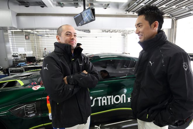 ピットで話し込む藤井誠暢とオリベイラ