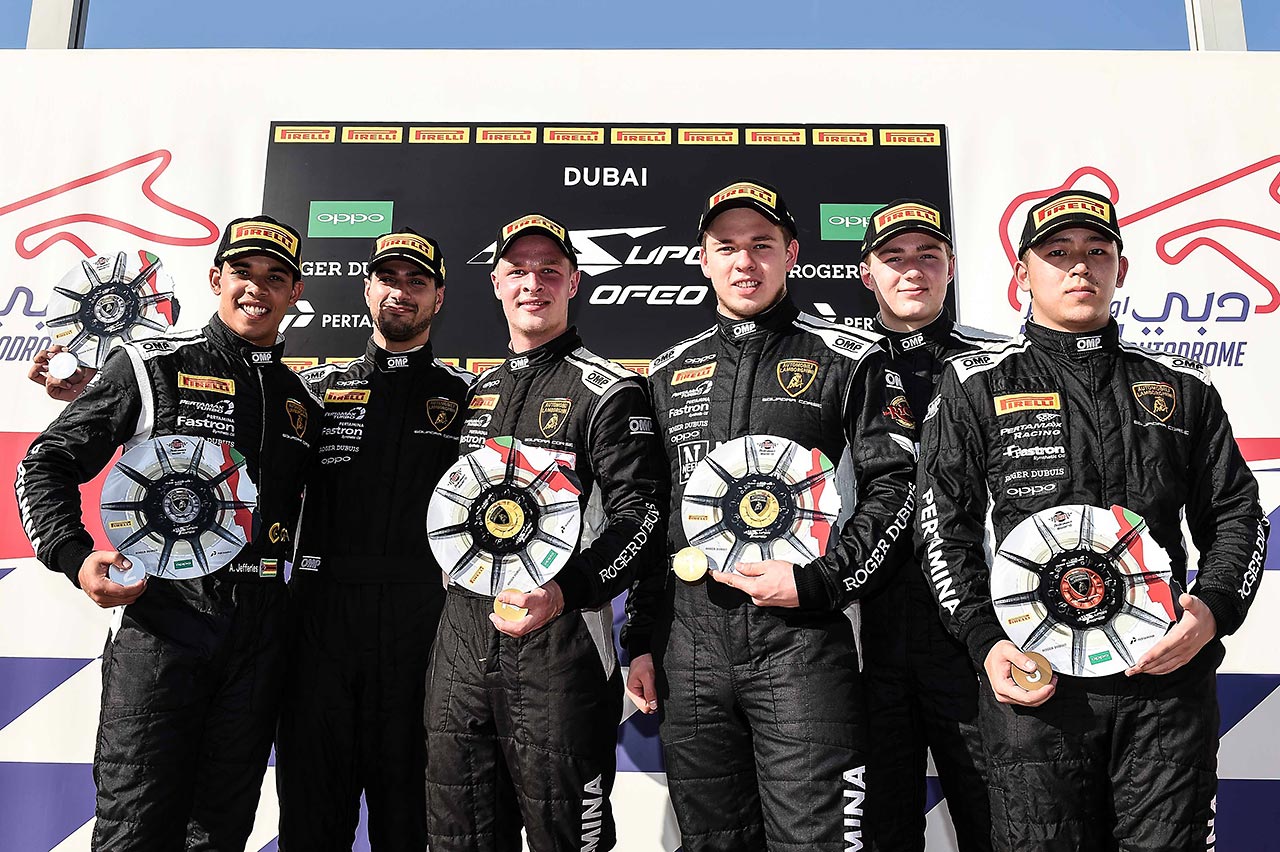 ドバイ戦で表彰台を獲得した笠井（右）