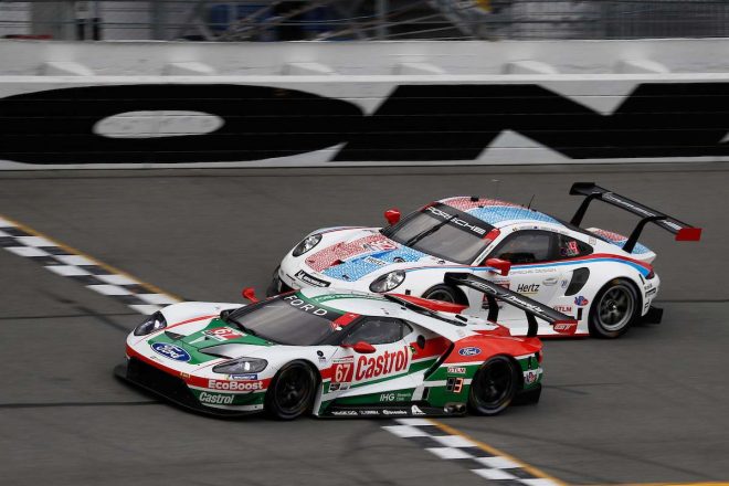 フォード・チップ・ガナッシ・レーシングの67号車フォードGTとポルシェGTチームの912号車ポルシェ911 RSR