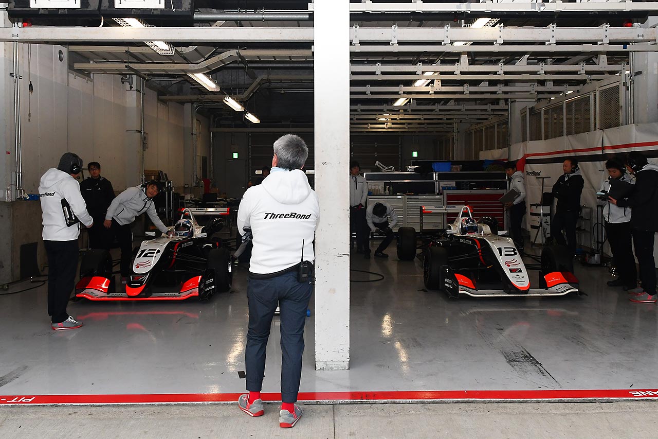 2018年12月のテストから2台体制となっていたTHREEBOND RACING。今季はアーメドと三浦愛を起用する。