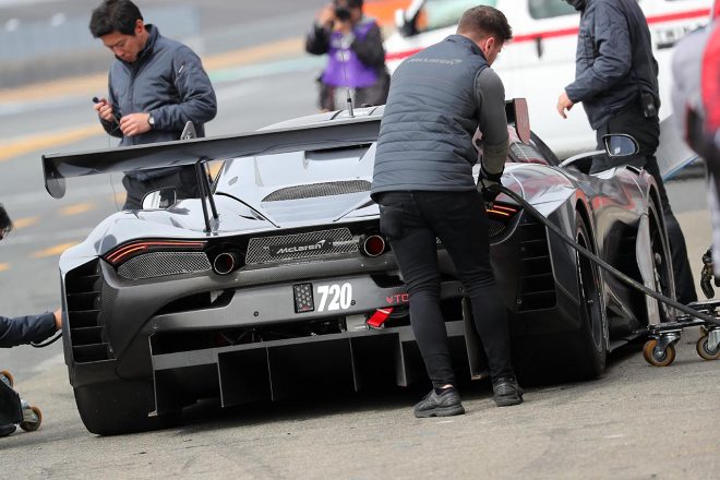 かなり大柄なディフューザー。エキゾーストはバンパー上方から出る。