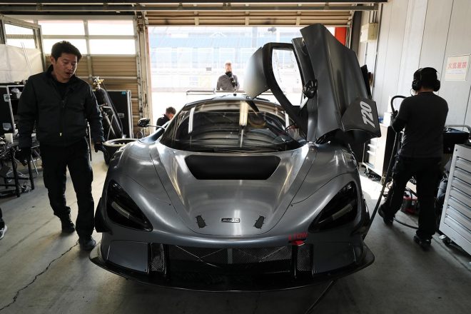 かつてのマクラーレンF1 GTR同様、ドアはガルウイング。車両左は岡澤優監督