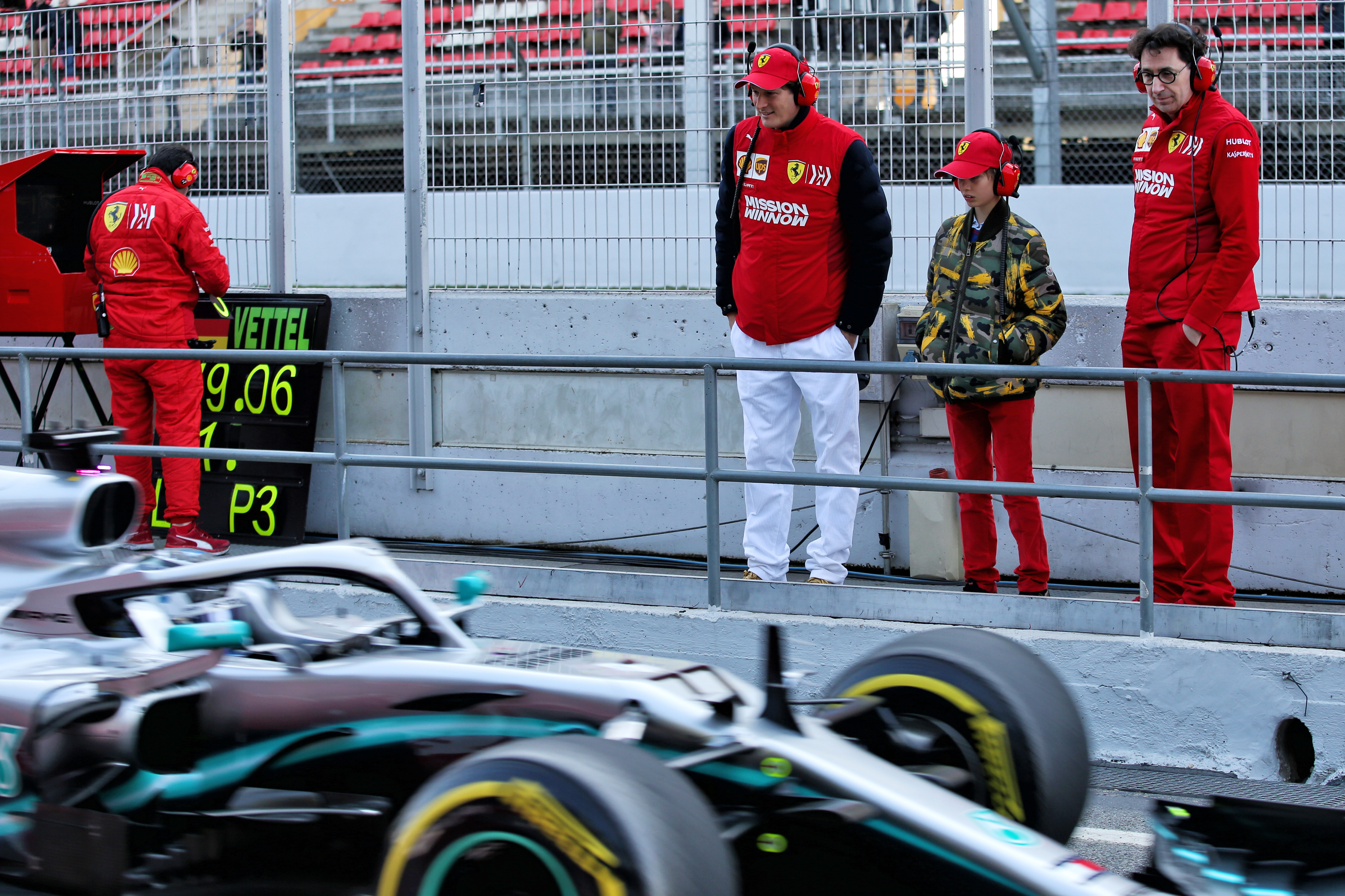 2019年第2回F1テスト4日目　メルセデスのマシンを見つめるフェラーリ首脳陣