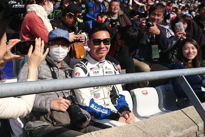 セレモニー中、観客席に交じる小林可夢偉