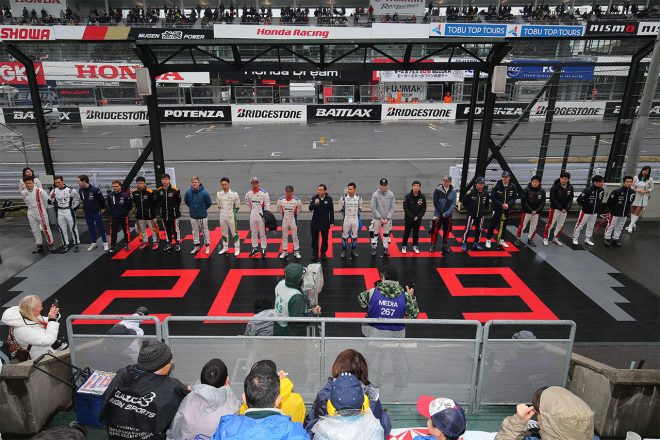 鈴鹿サーキットのスタンドに登場した2019年シーズンを戦う20名のドライバーたち
