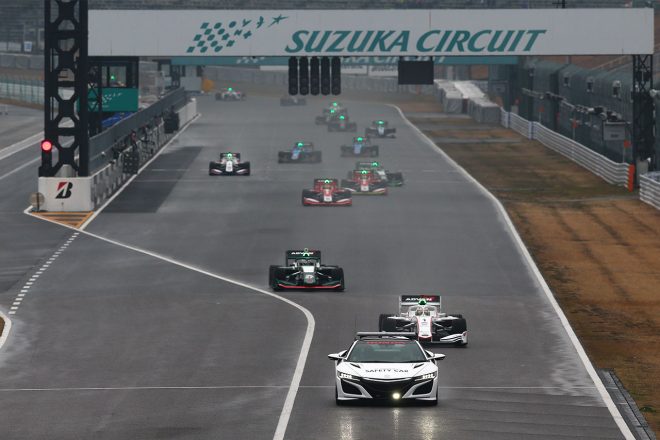 スーパーフォーミュラのデモレースはセーフティカー先導でスタートした