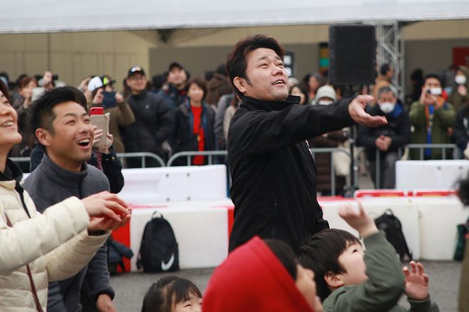 ファンとともに玉入れを行う秋吉耕佑と高橋裕紀