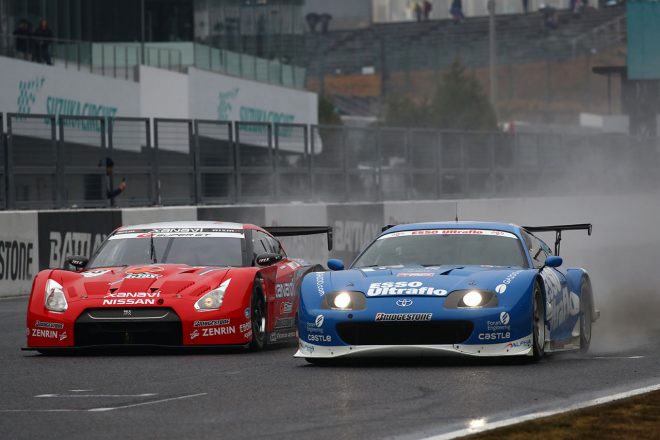 本山哲と脇阪寿一が最後に争い、脇阪がトップでチェッカー