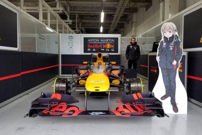 モースポフェス2019の会場に置かれたレッドブル・ホンダカラーのF1マシン。横にはF1ファンにはおなじみ『GP娘』の姿も