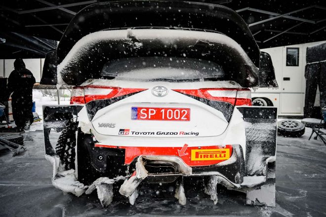 SS3のスピンでマシン左側にダメージを負った。マシンにつく雪の量からも積雪の多さが分かる