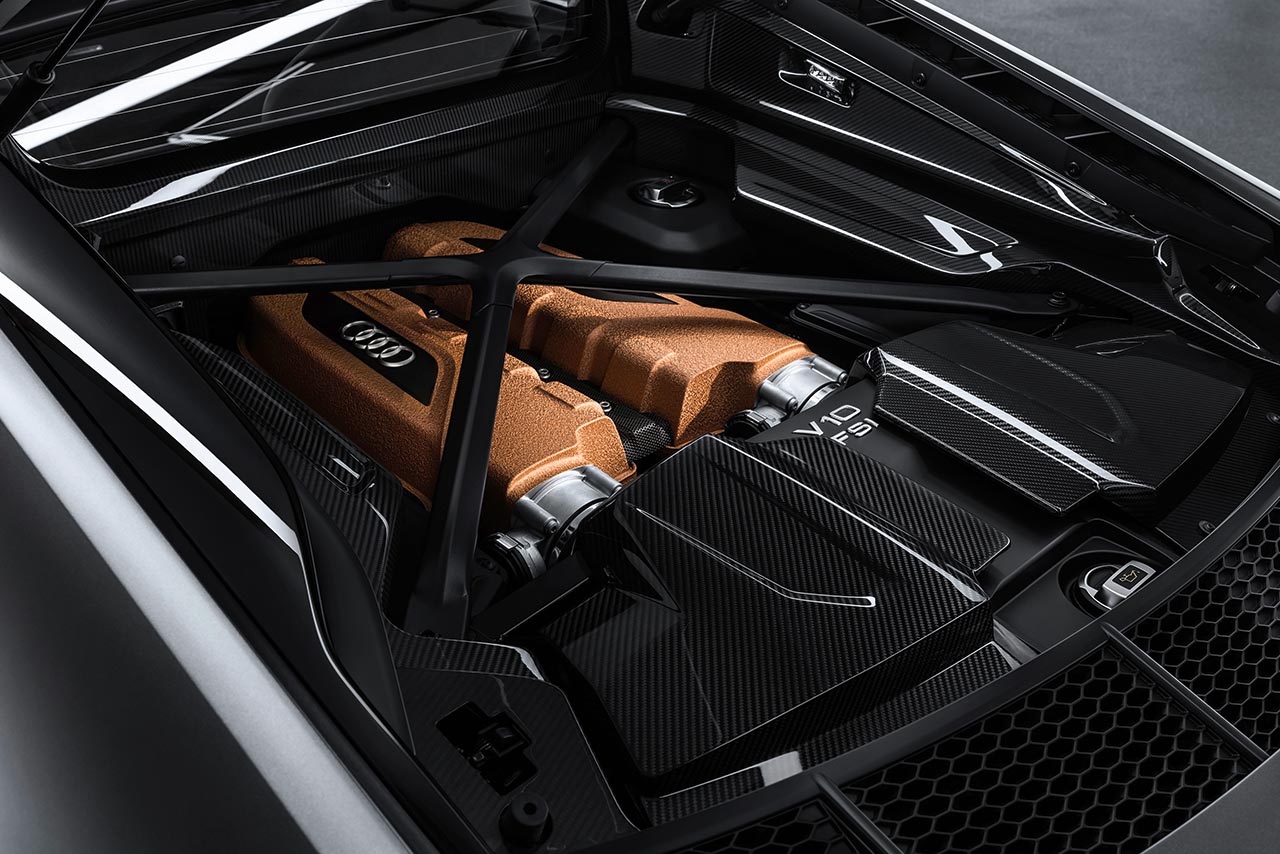 アウディR8 V10ディセニアムには、もっともパワフルと謳う5.2 FSI自然吸気エンジンを搭載