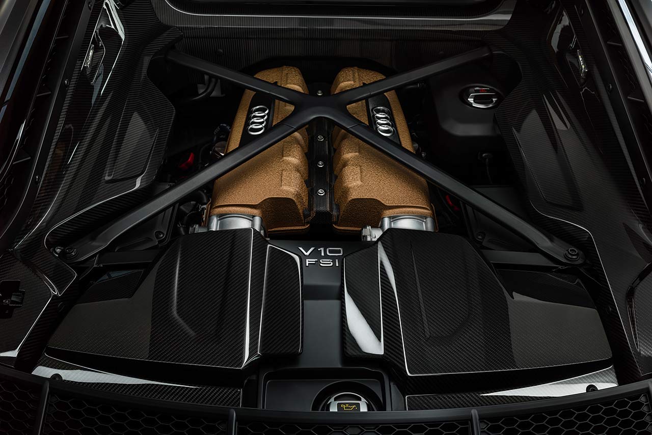 アウディR8 V10ディセニアムには、もっともパワフルと謳う5.2 FSI自然吸気エンジンを搭載