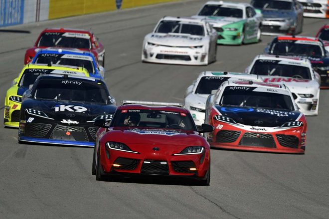 トヨタ・スープラペースカーの先導で隊列を整え、トヨタ・スープラ勢が最前列を占めて終盤の再スタートへ