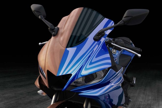センターダクトが採用されたヤマハYZF-R25の新フロントマスク