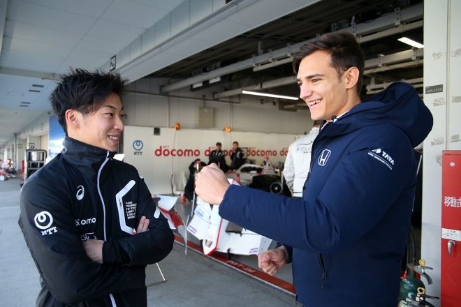 福住仁嶺と話し込むアレックス・パロウ