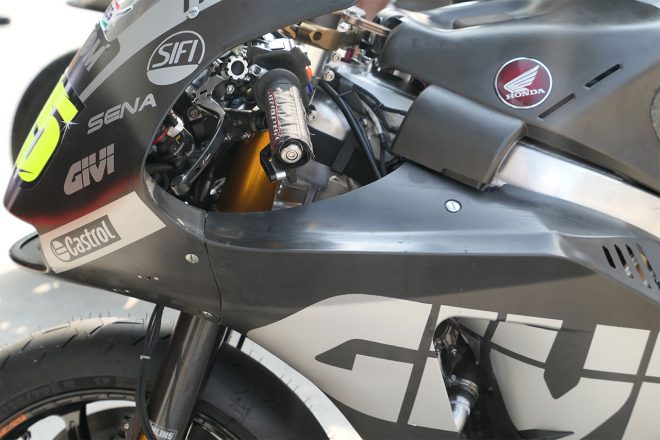 カル・クラッチローのホンダRC213Vのタンクカバーから突き出た小さなカーボンファイバー製のパーツ