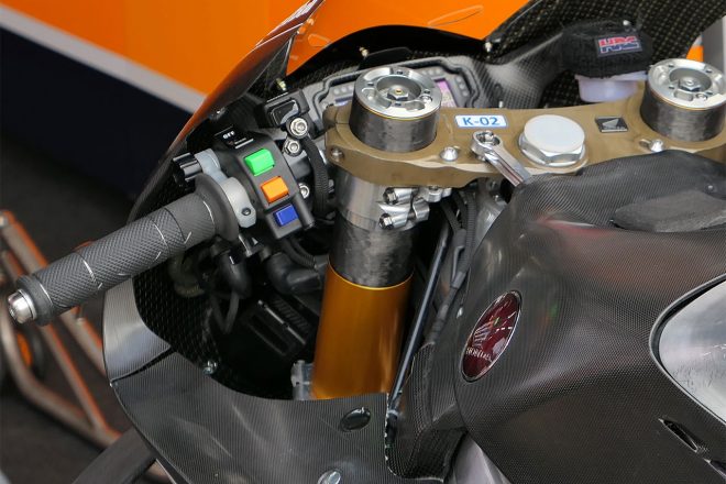 ホンダRC213Vのステアリングダンバーはトップブリッジにつけられたと思われる