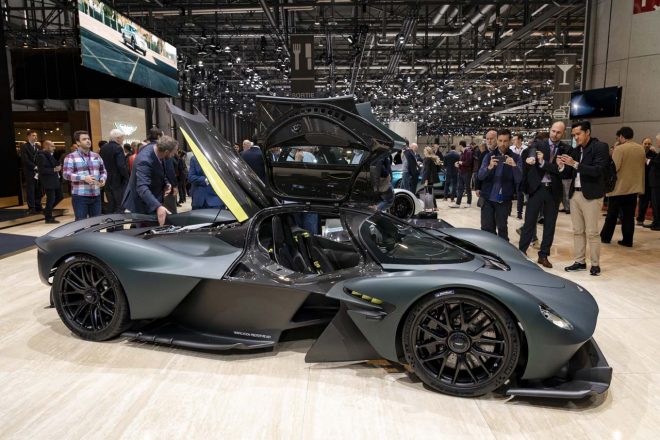 6.5リットルV12自然吸気エンジン＋ハイブリッドで1176馬力を発揮するアストンマーティン・ヴァルキリー