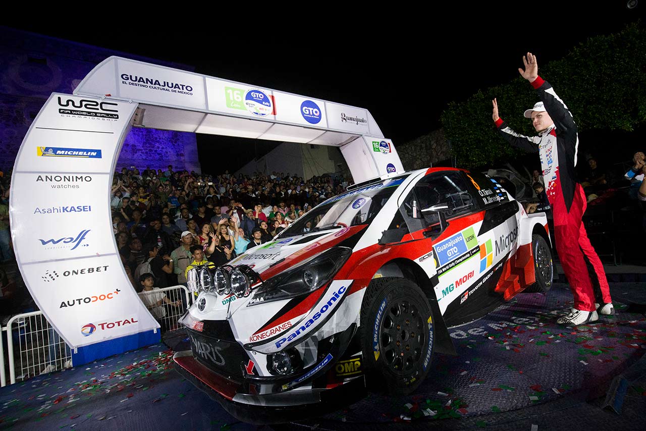 走行前のセレモニアルスタートに登場したオット・タナク（トヨタ・ヤリスWRC）