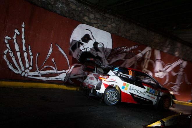 SS1のトンネルセクションを通過するヤリ-マティ・ラトバラ（トヨタ・ヤリスWRC）