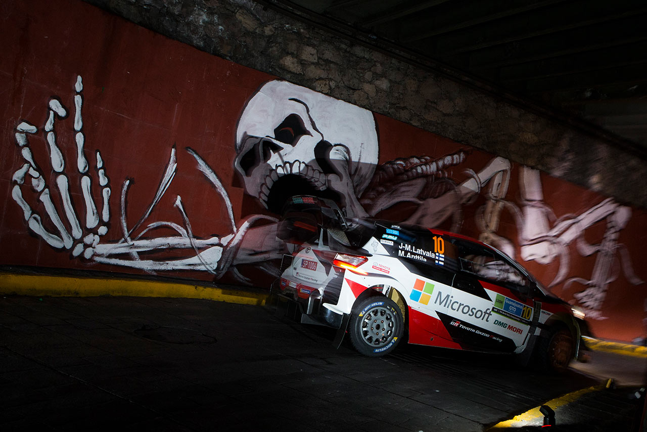 SS1のトンネルセクションを通過するヤリ-マティ・ラトバラ（トヨタ・ヤリスWRC）