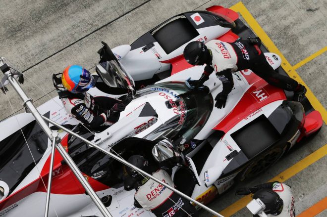 8号車トヨタTS050ハイブリッドに乗り込むフェルナンド・アロンソ