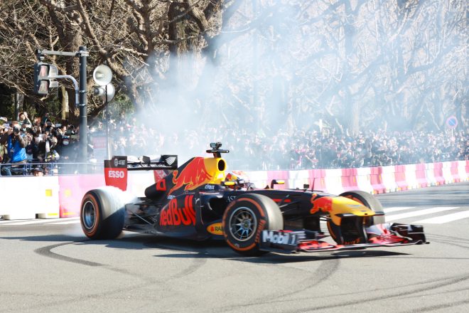 いちょう並木でドーナツターンを披露するピエール・ガスリー