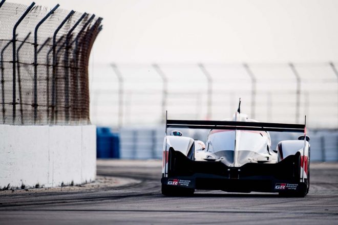 路面の凹凸が激しいセブリングを走る8号車トヨタTS050ハイブリッド