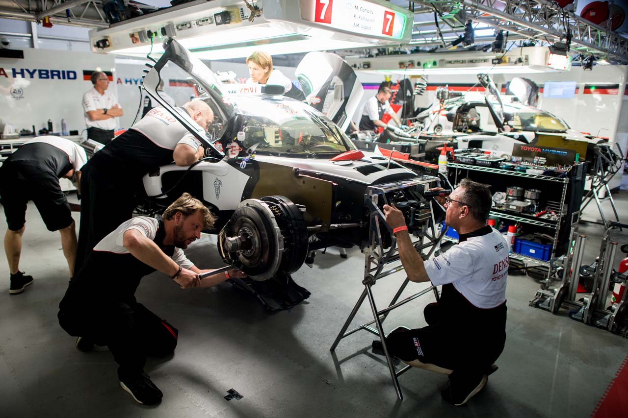 整備を受ける7号車トヨタTS050ハイブリッド