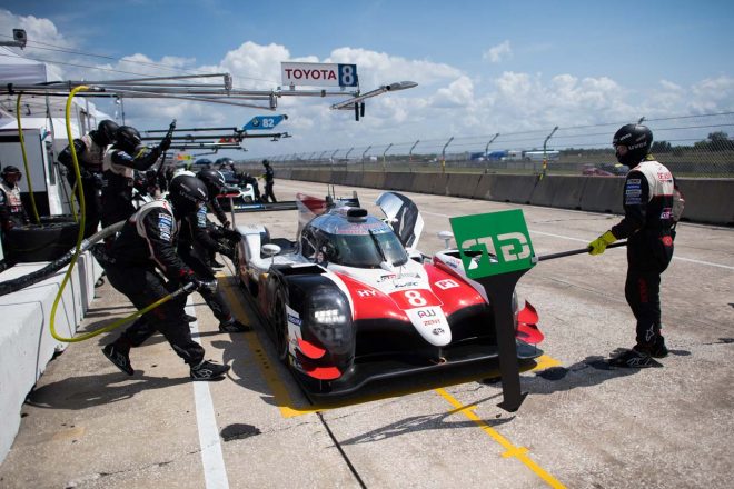 ピットインした8号車トヨタTS050ハイブリッド