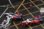 マルチクラッシュによりフェリペ・ナッセ（ジェオックス・ドラゴン）、パスカル・ウェーレイン（マヒンドラ・レーシング）、ランキングトップだったジェローム・ダンブロシオ（マヒンドラ・レーシング）がリタイアとなった