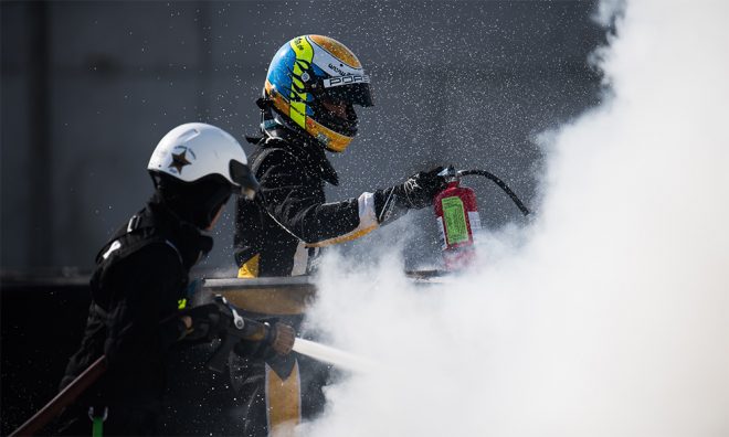 ファイヤー・レスキューととも自らも消火器を手に消火作業にあたるヨルグ・ベルグマイスター